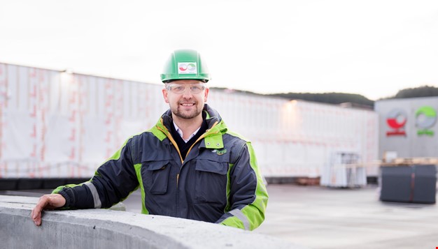 Ingar Norvik, Senior Prosjektleder Utvikling i Posten Eiendom i full Posten-uniform på det nye logistikksenteret på Torgård i Trondheim