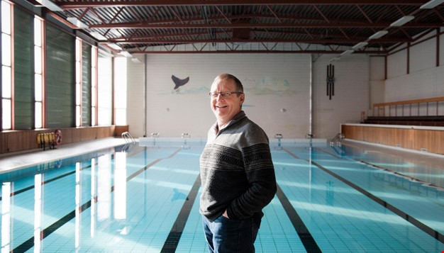 Bilde av en mann i en svømmehall i Tingvoll kommune