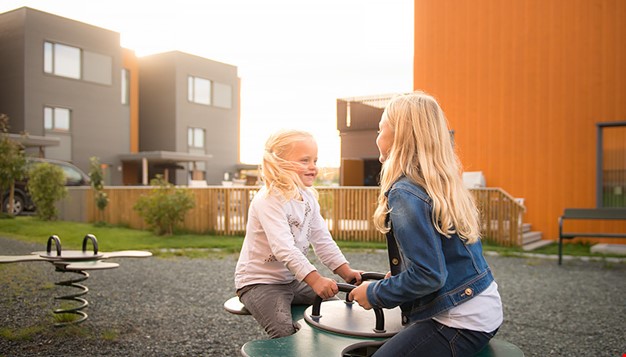2 barn som leker på lekeplass