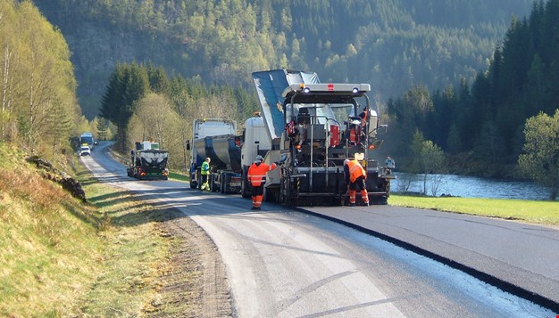 Lastebil og veivals som legger ny asfalt