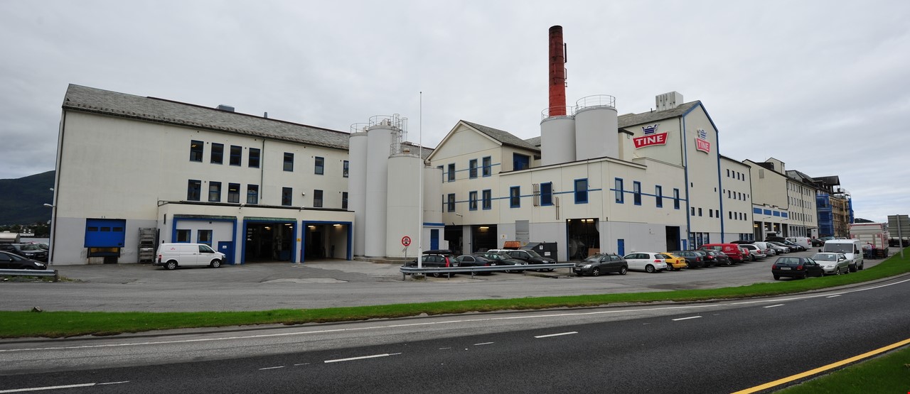 Utsiden av Tines fabrikk i Ålesund