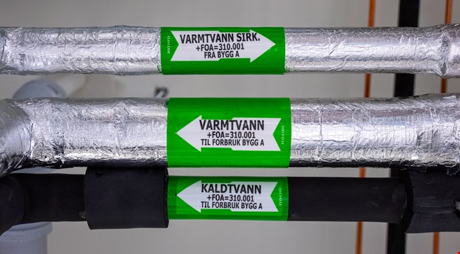En mann som jobber på en varmesentral