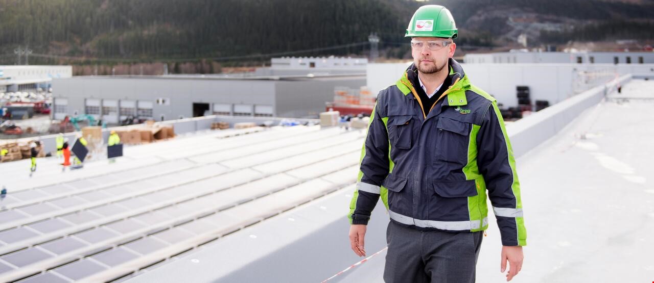 Ingar Norvik, Senior Prosjektleder Utvikling i Posten Eiendom i full Posten-uniform på det nye logistikksenteret på Torgård i Trondheim