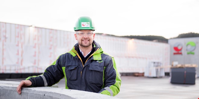 Ingar Norvik, Senior Prosjektleder Utvikling i Posten Eiendom i full Posten-uniform på det nye logistikksenteret på Torgård i Trondheim