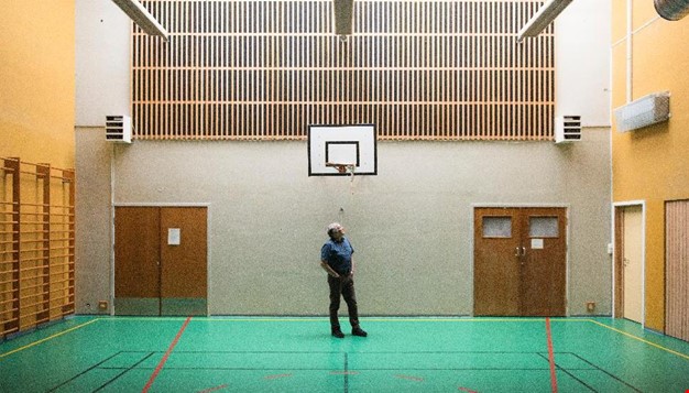 Bilde av en person i en gymsal