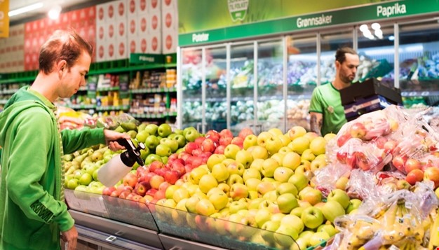 2 personer som jobber i fruktavdelingen på Kiwi