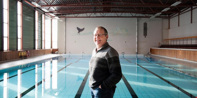 Bilde av en mann i en svømmehall i Tingvoll kommune
