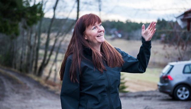 Inger Synnøve Hansen produserer og selger sin egen strøm ved hjelp av solcellepaneler