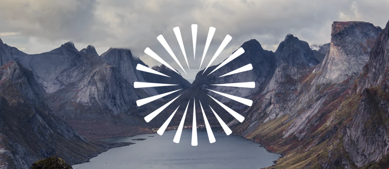 Enova logo med fjell og fjord i bakgrunnen