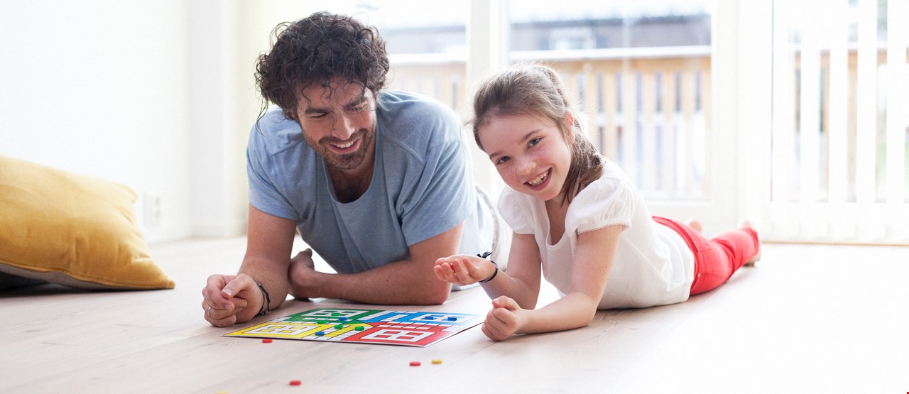 Mann og en jente som spiller Ludo
