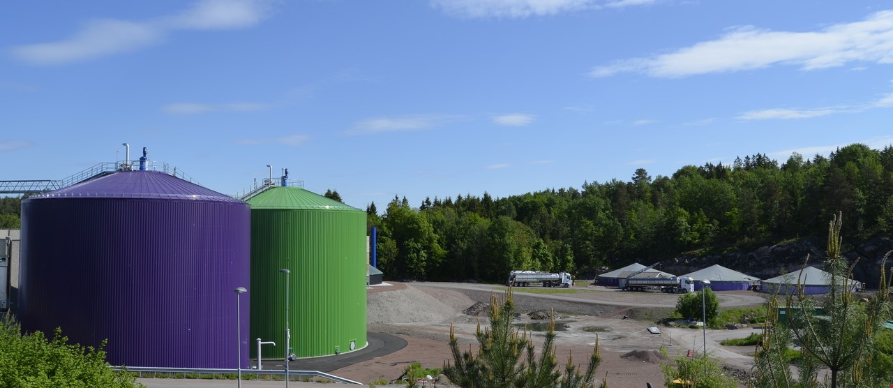 En lilla og en grønn silo