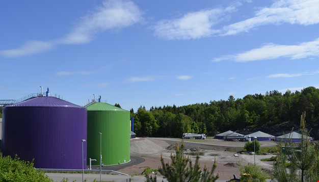 En lilla og en grønn silo