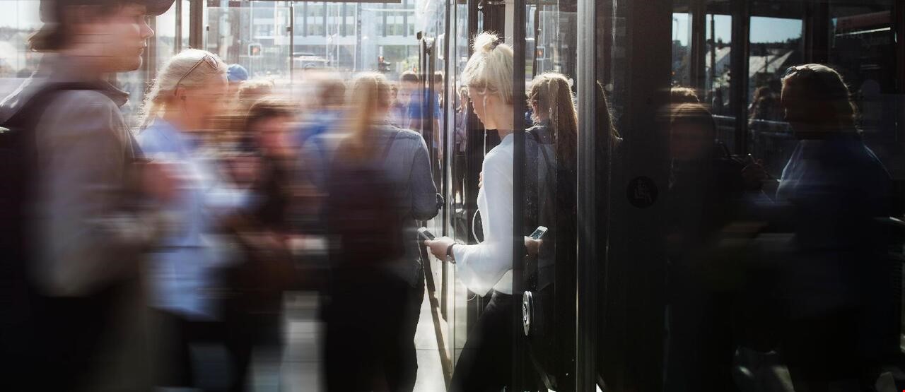 Folk som går av og på en bybane