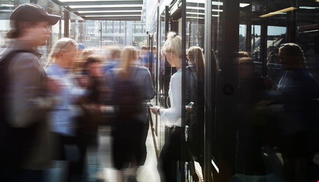Folk som går av og på en bybane