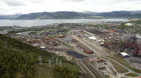 Overblikk av industripark fra fjelltopp