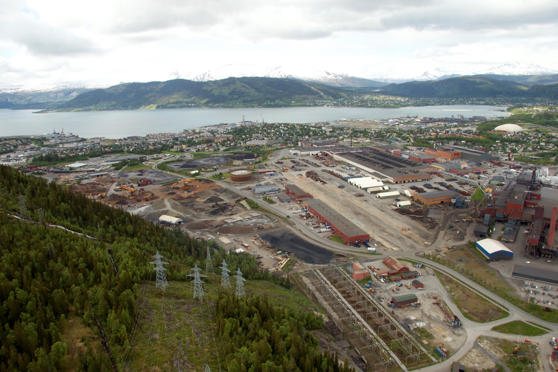 Overblikk av industripark fra fjelltopp