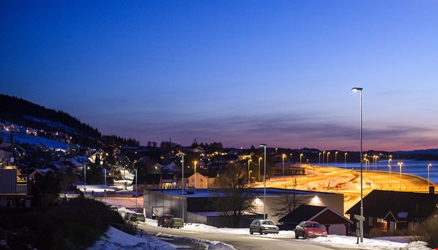 Veg med belysning på kvelden