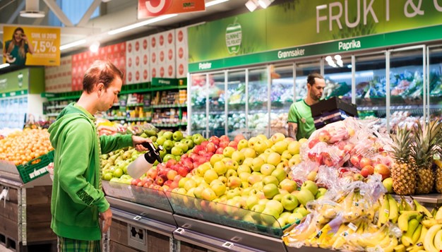 2 personer som jobber i fruktavdelingen på Kiwi