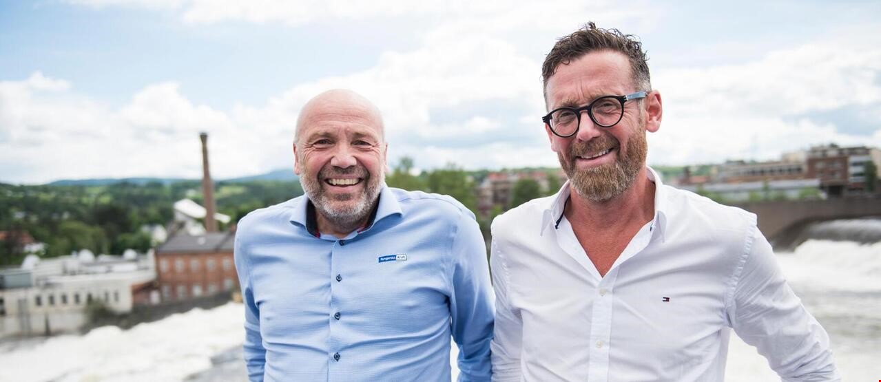 2 personer som i skjorte som smiler til kamera