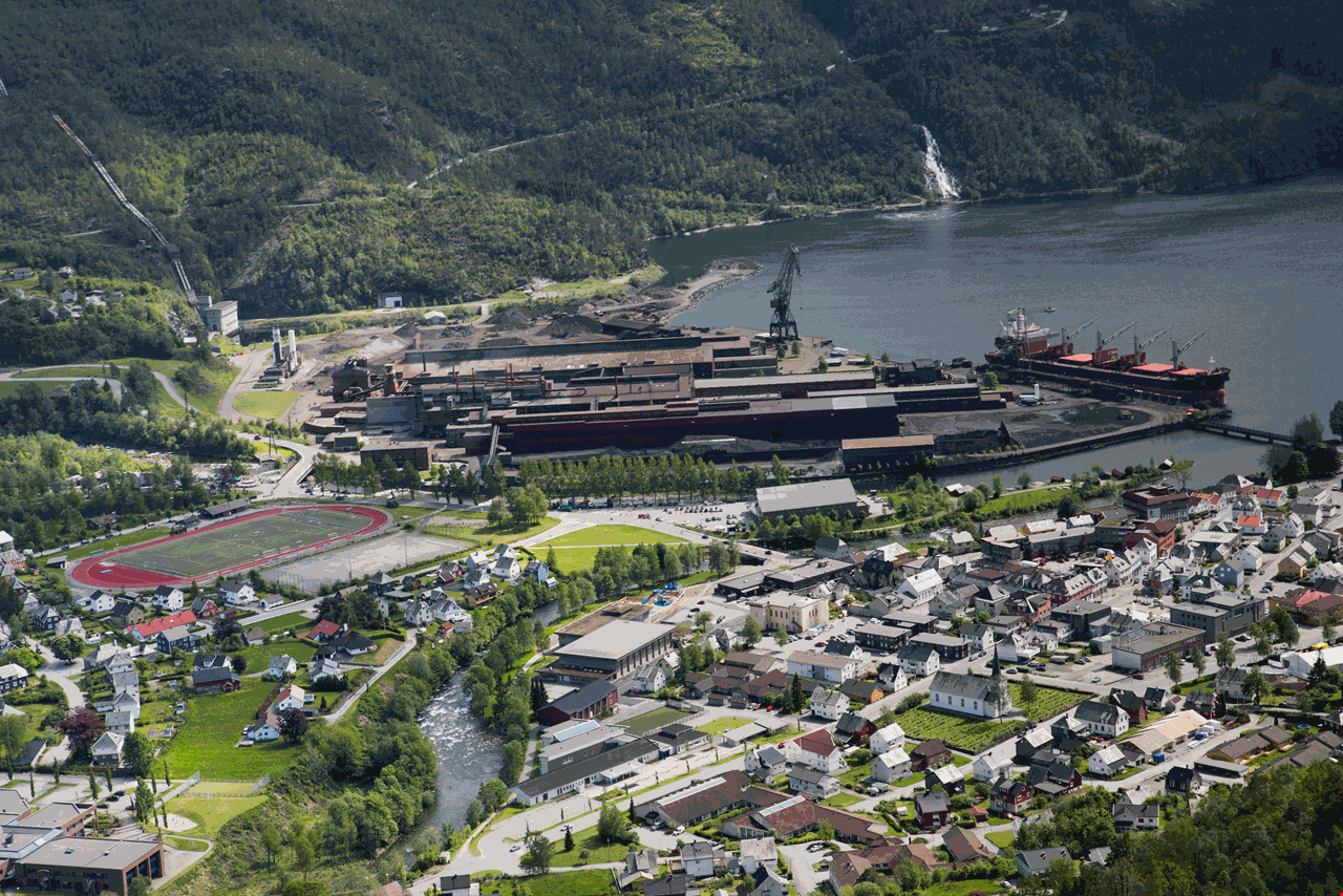 Overblikk av industripark fra fjelltopp