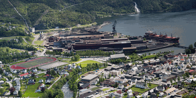Overblikk av industripark fra fjelltopp