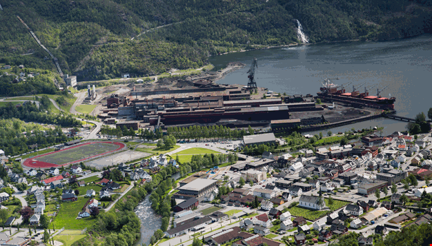 Overblikk av industripark fra fjelltopp