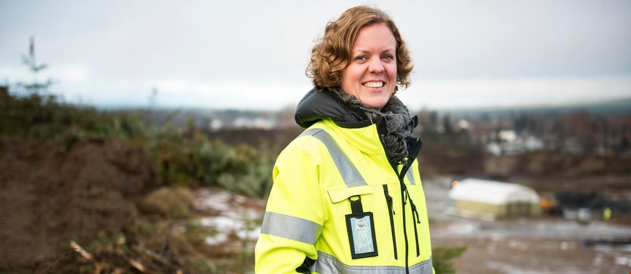 Person i refleksvest ute i naturen