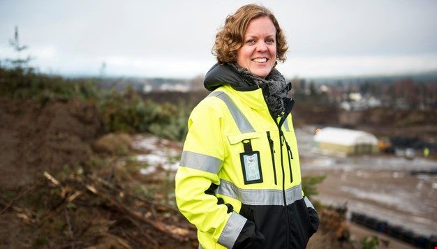 Person i refleksvest ute i naturen