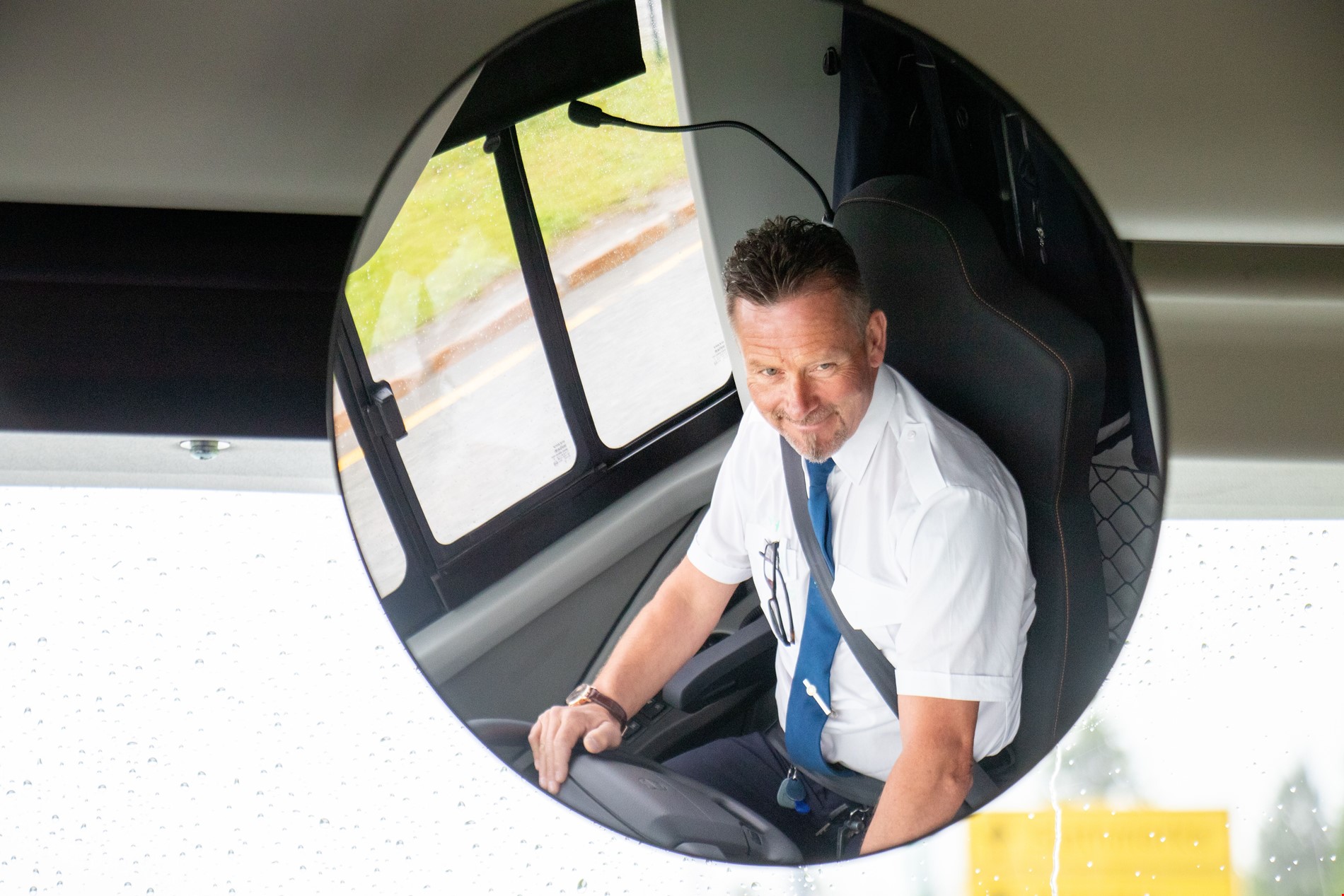 Håvard Røed, bussjåfør, sett fra et speil inne i bussen
