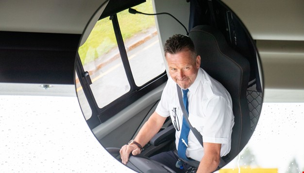 Håvard Røed, bussjåfør, sett fra et speil inne i bussen
