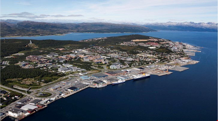 Flyfoto av havn i Tromsø