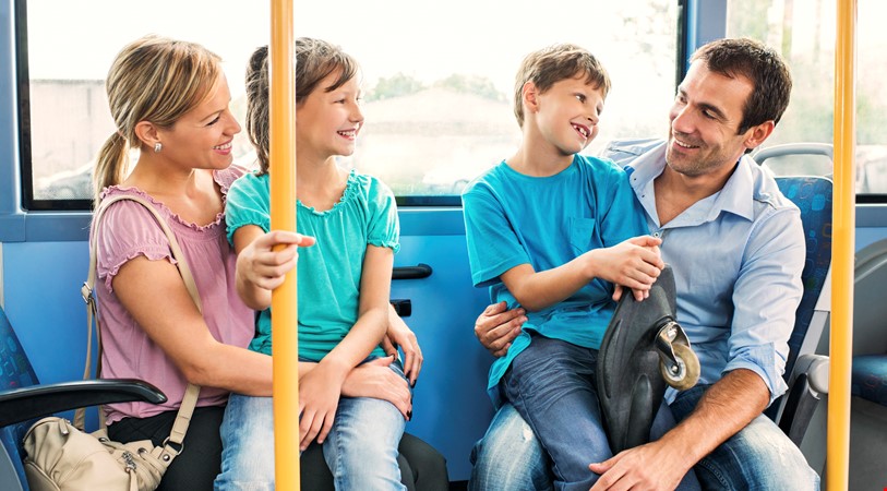Famillie på tur i buss