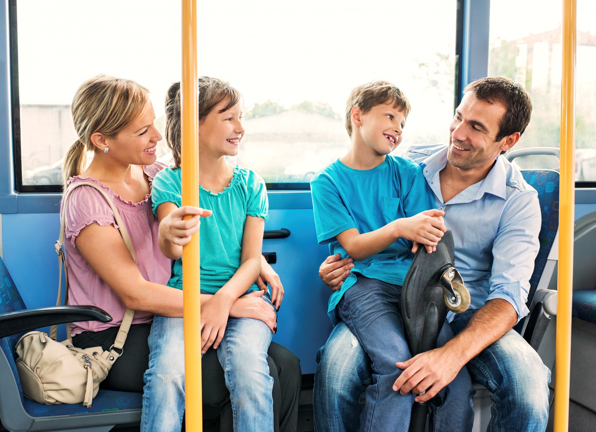Famillie på tur i buss