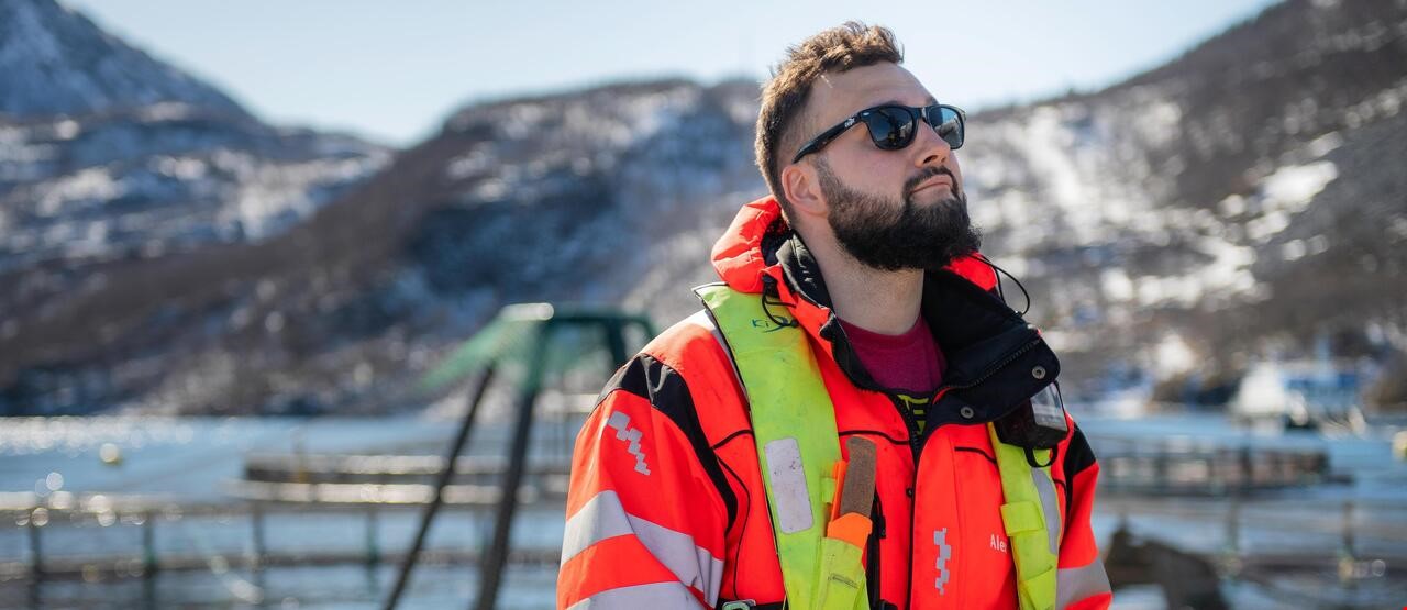 Bilde av en person som jobber på en oppdrett