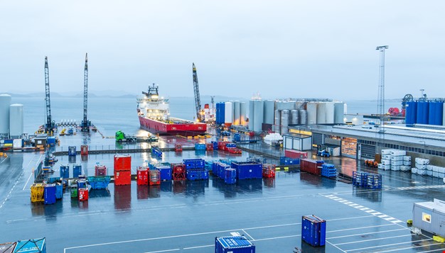 Overblikksbilde av kontainere og båt lagt til kai