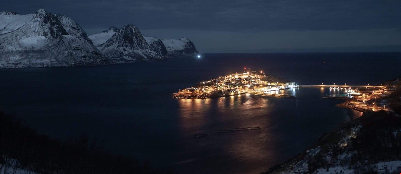 Bilde av øy med masse lys tatt fra fjelltopp, Foto: Vidar Viken