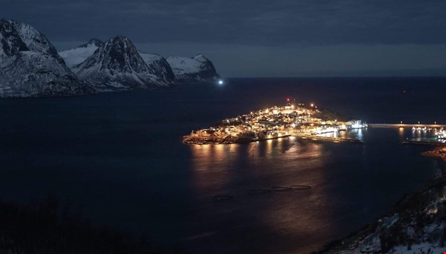 Bilde av øy med masse lys tatt fra fjelltopp, Foto: Vidar Viken
