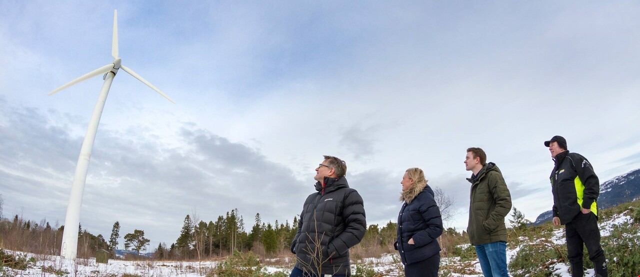 4 personer som ser på en vindmølle, Foto: Thor Nielsen / SINTEF