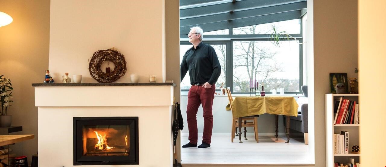 Peis i bolig med person i bakgrunnen