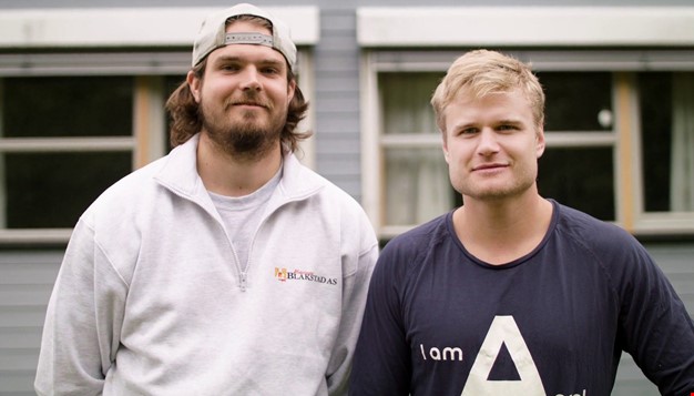 2 personer som ser mot kamera