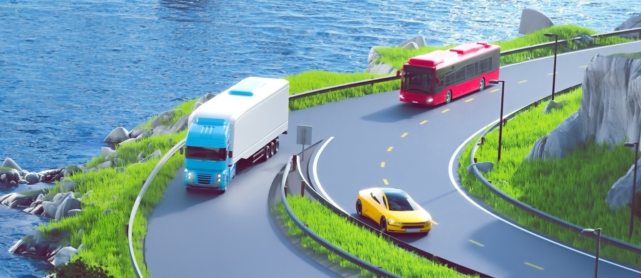 Lastebil, buss og bil som kjører på motorvei