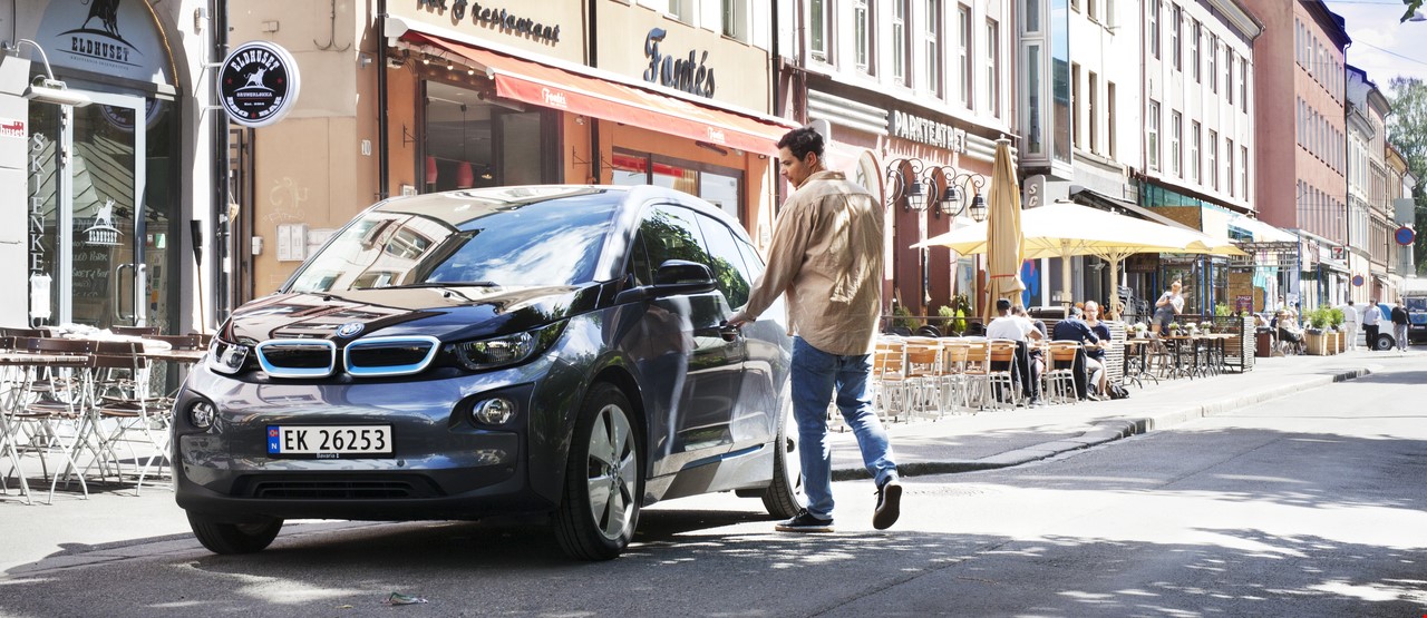 Bilde av en elektrisk bil parkert i en gate
