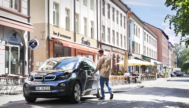 Bilde av en elektrisk bil parkert i en gate