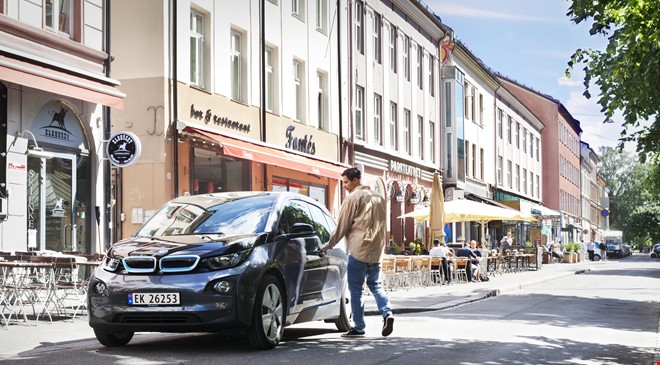 Bilde av en elektrisk bil parkert i en gate