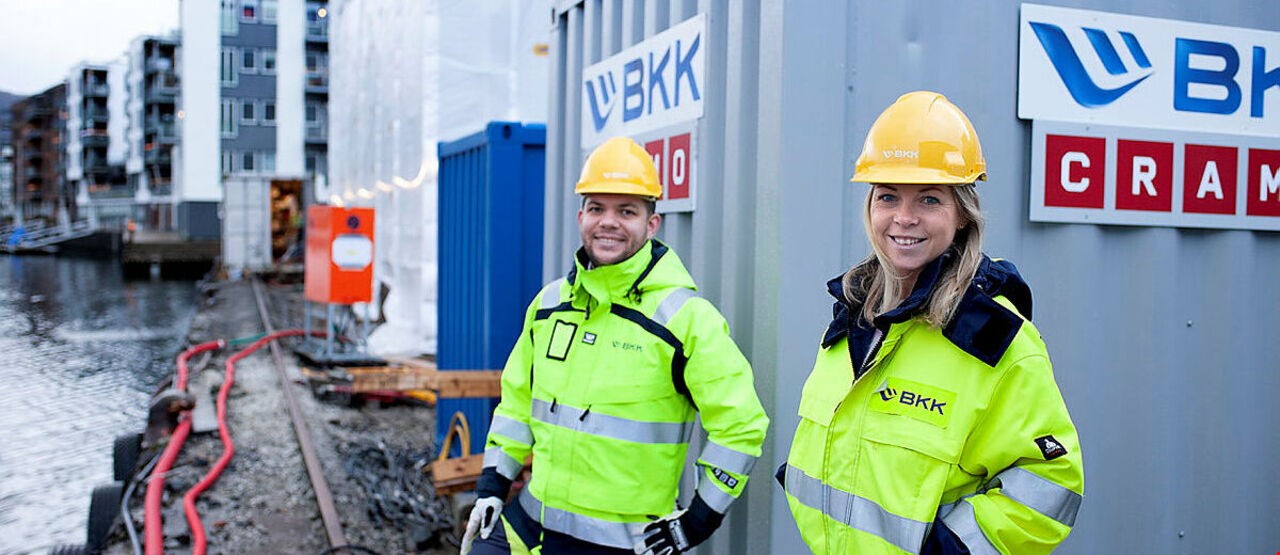 Kjetil Solheim og Camilla Moster i kjeledress og hjelm ved sjøen