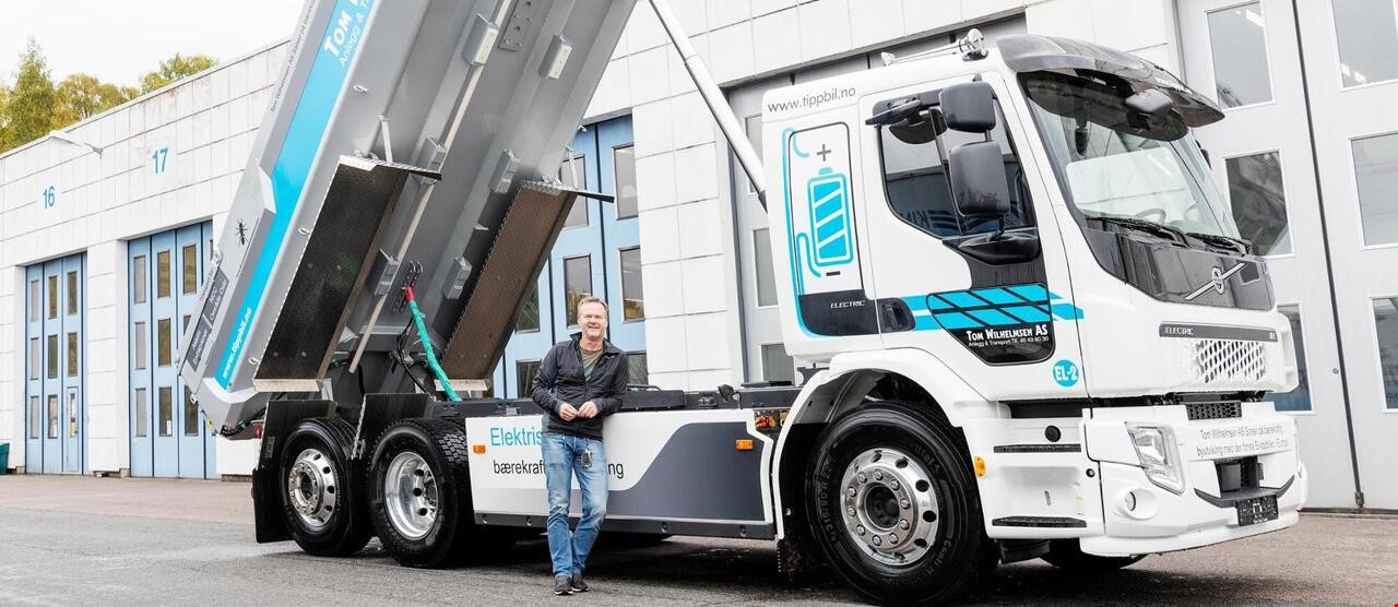 Hvit elektrisk lastebil