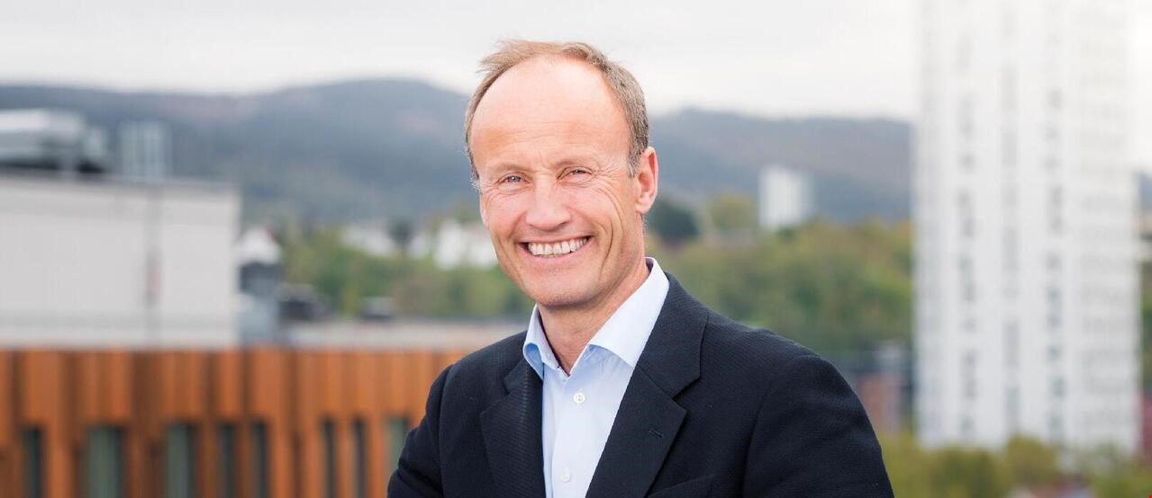 Nils som smiler til kamera