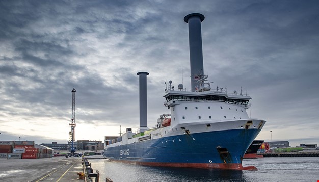 Stor lastebåt ved siden av kai
