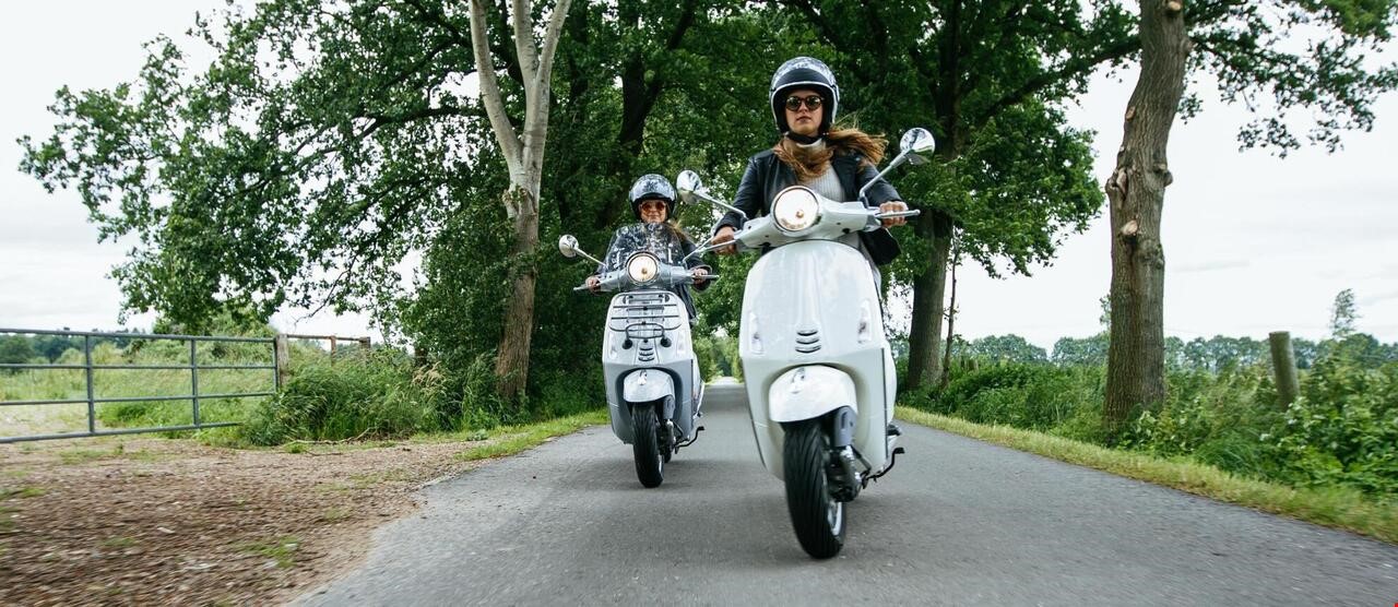 2 personer på scooter
