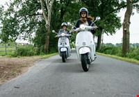 2 personer på scooter